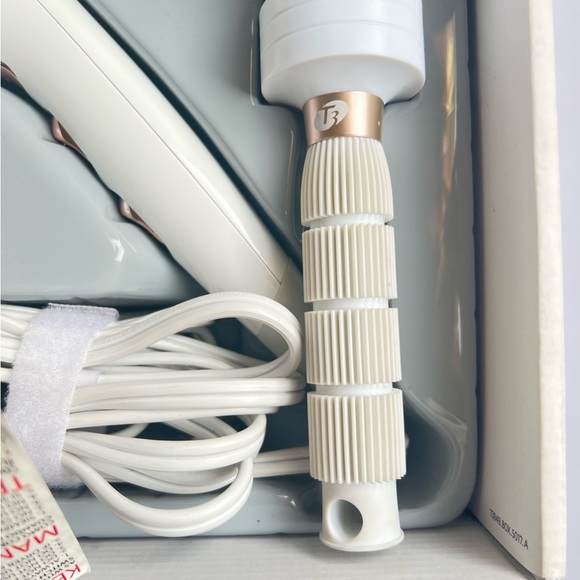 T3 White Gold Color Featherweight Luxe 2i Professional Hair Dryer With Brush. - Picture 4 of 9